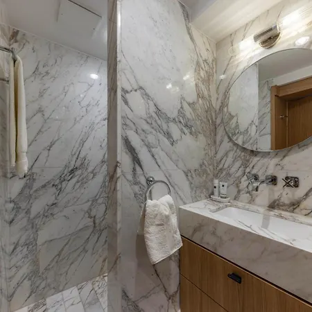 Nerolika - Magnificent Terrace House By Irundo