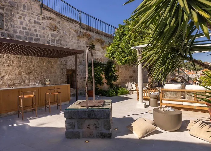 Nerolika - Magnificent Terrace House By Irundo *