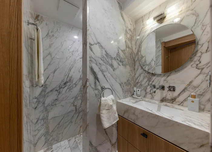 Nerolika - Magnificent Terrace House By Irundo